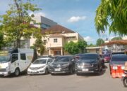 Parkiran Polda Sumsel “Dikuasai” Kendaraan Internal, Masyarakat Terpaksa Parkir di Pinggir Jalan