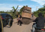 Gotong Royong Perbaiki Jalan Rusak, Warga Sungai Dua Bersinergi dengan TNI-Polri Jelang Idul Adha