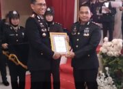 Kapolres  Banyuasin AKBP Risnan Aldiano Memberikan Piagam Prestasi Ke Iptu Feri, Ungkap Kasus Narkoba 22 Kilo