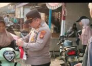 Sambut HUT Ke-81 Kemerdekaan RI, Polsek Makarti Jaya Bagikan Bendera Merah Putih kepada Pengendara