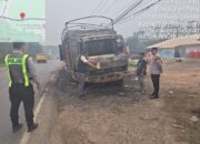 Truk Bermuatan Paket J&T Terbakar di Jalintim KM 37 Banyuasin, Polisi Lakukan Pengaturan Lalu Lintas