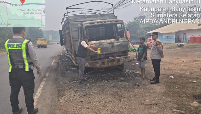 Truk Bermuatan Paket J&T Terbakar di Jalintim KM 37 Banyuasin, Polisi Lakukan Pengaturan Lalu Lintas